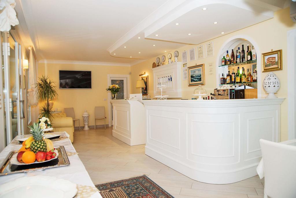 Falli Exclusive Rooms And Breakfast -Con Parcheggio Privato E Gratuito- ポルト・チェザーレオ エクステリア 写真