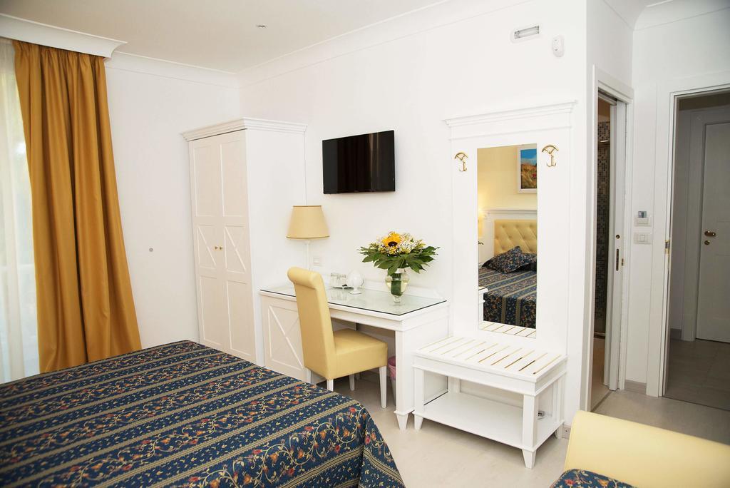 Falli Exclusive Rooms And Breakfast -Con Parcheggio Privato E Gratuito- ポルト・チェザーレオ 部屋 写真