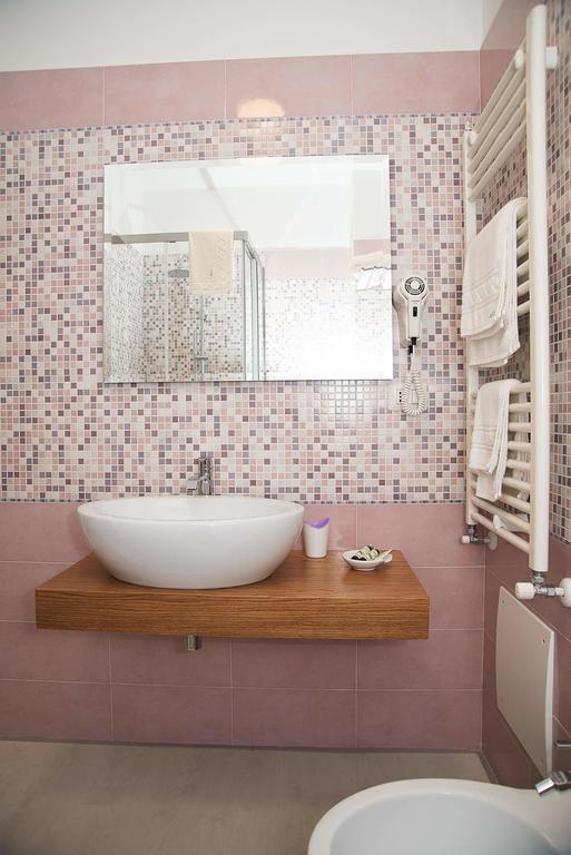 Falli Exclusive Rooms And Breakfast -Con Parcheggio Privato E Gratuito- ポルト・チェザーレオ 部屋 写真