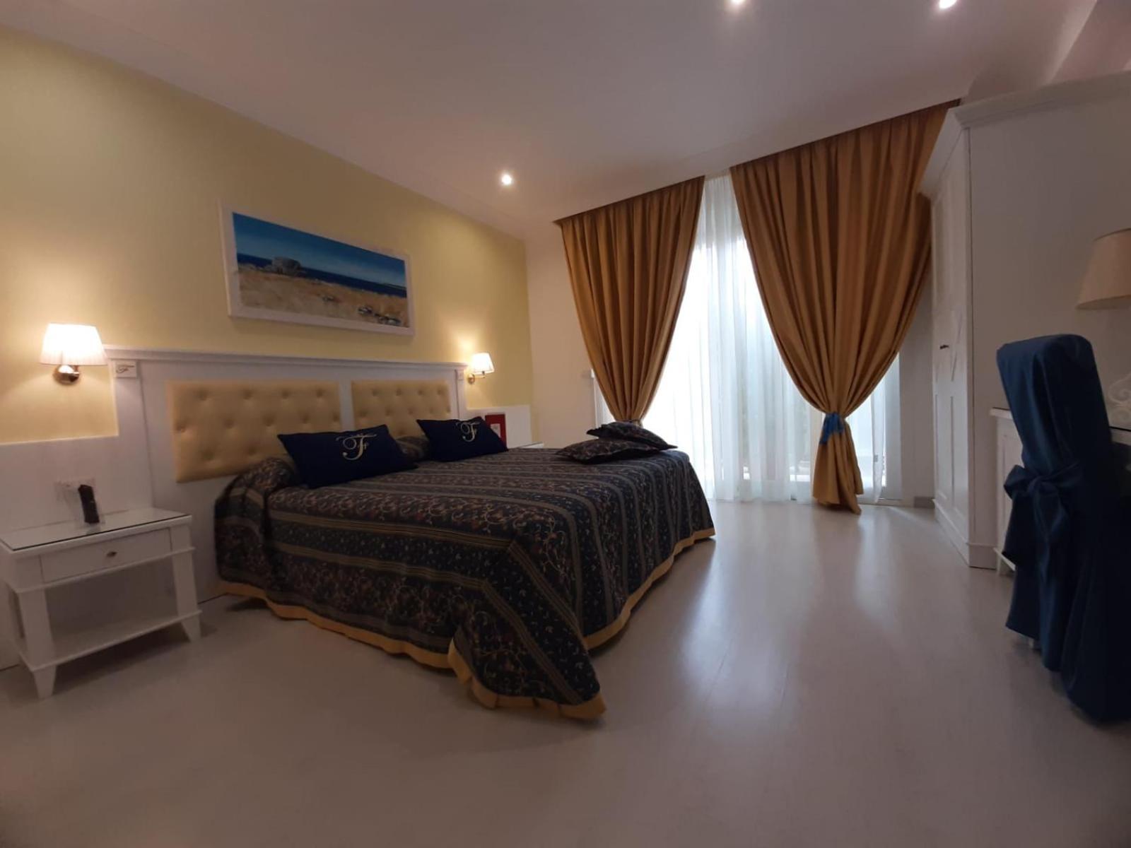 Falli Exclusive Rooms And Breakfast -Con Parcheggio Privato E Gratuito- ポルト・チェザーレオ エクステリア 写真