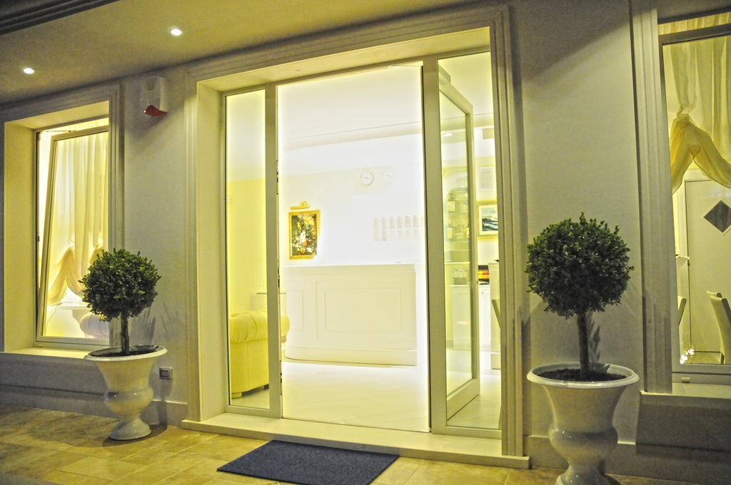 Falli Exclusive Rooms And Breakfast -Con Parcheggio Privato E Gratuito- ポルト・チェザーレオ エクステリア 写真