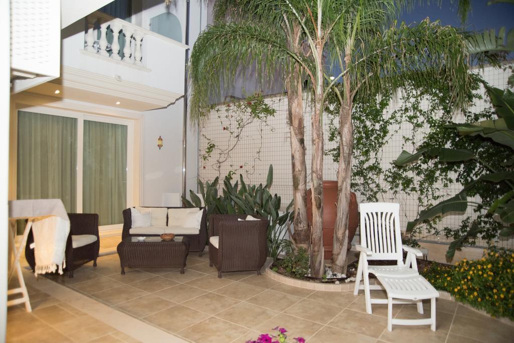 Falli Exclusive Rooms And Breakfast -Con Parcheggio Privato E Gratuito- ポルト・チェザーレオ エクステリア 写真